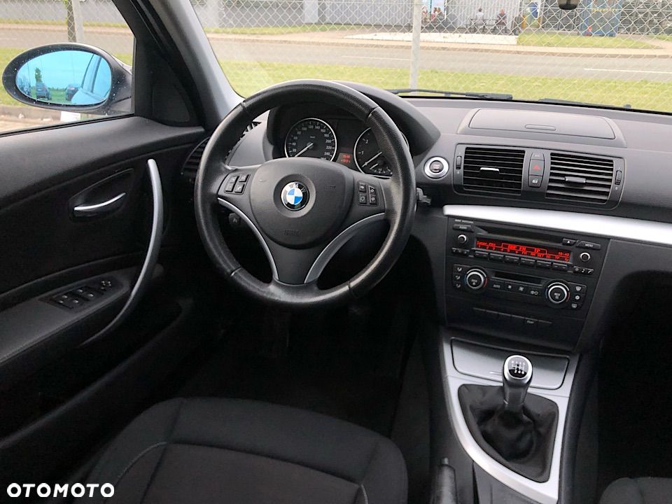 BMW Seria 1 120i - 26