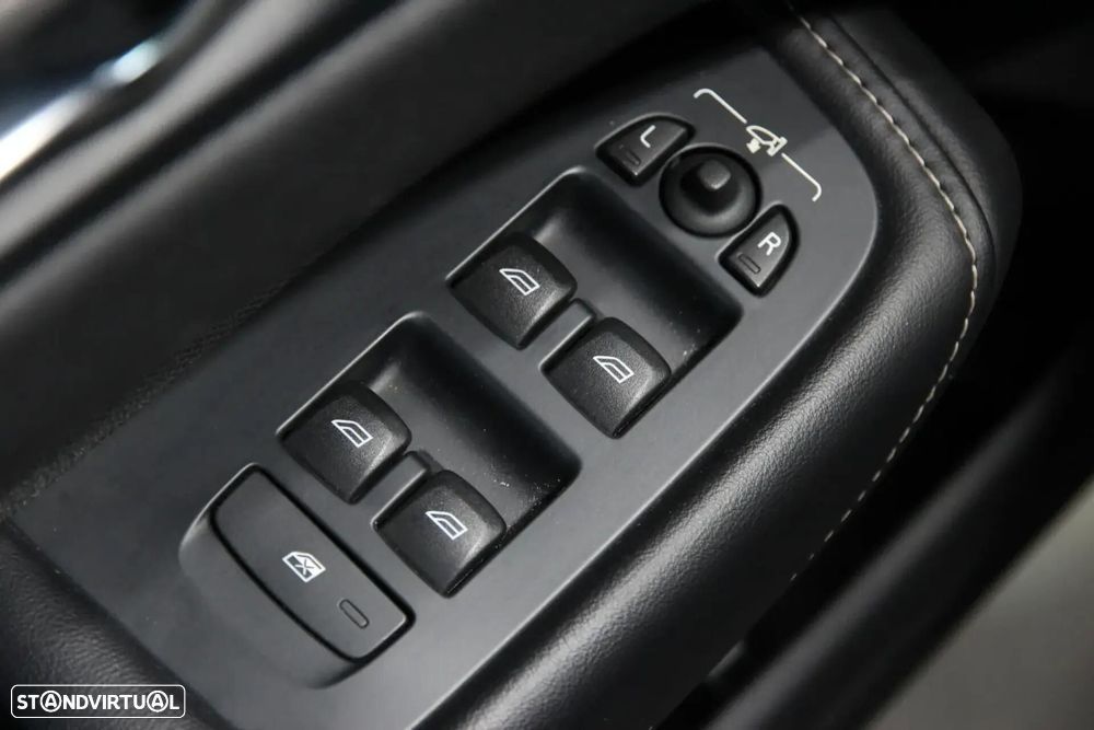 Volvo XC 60 2.0 B4 R-Design - 4