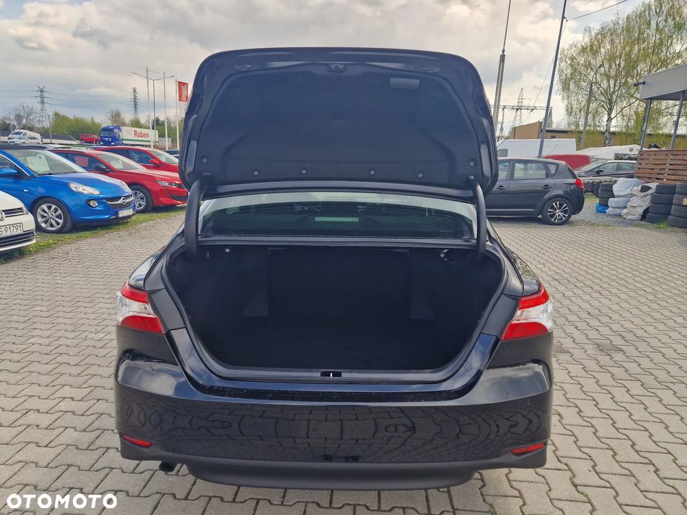 Toyota Camry Luxury - 8