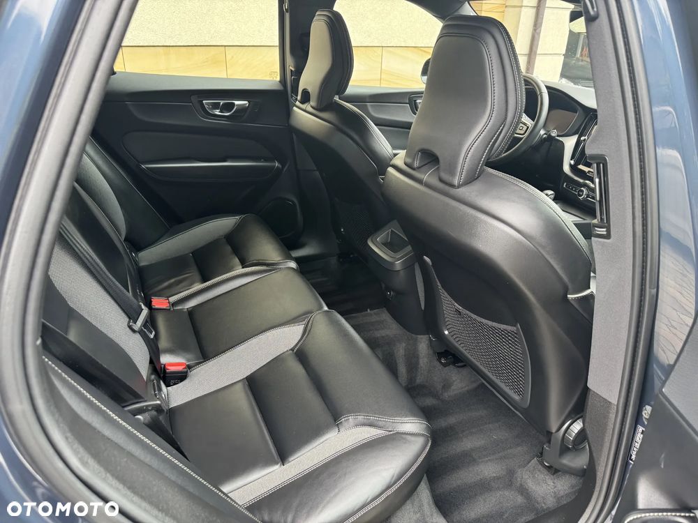 Volvo XC 60 B4 D AWD Plus Dark - 24