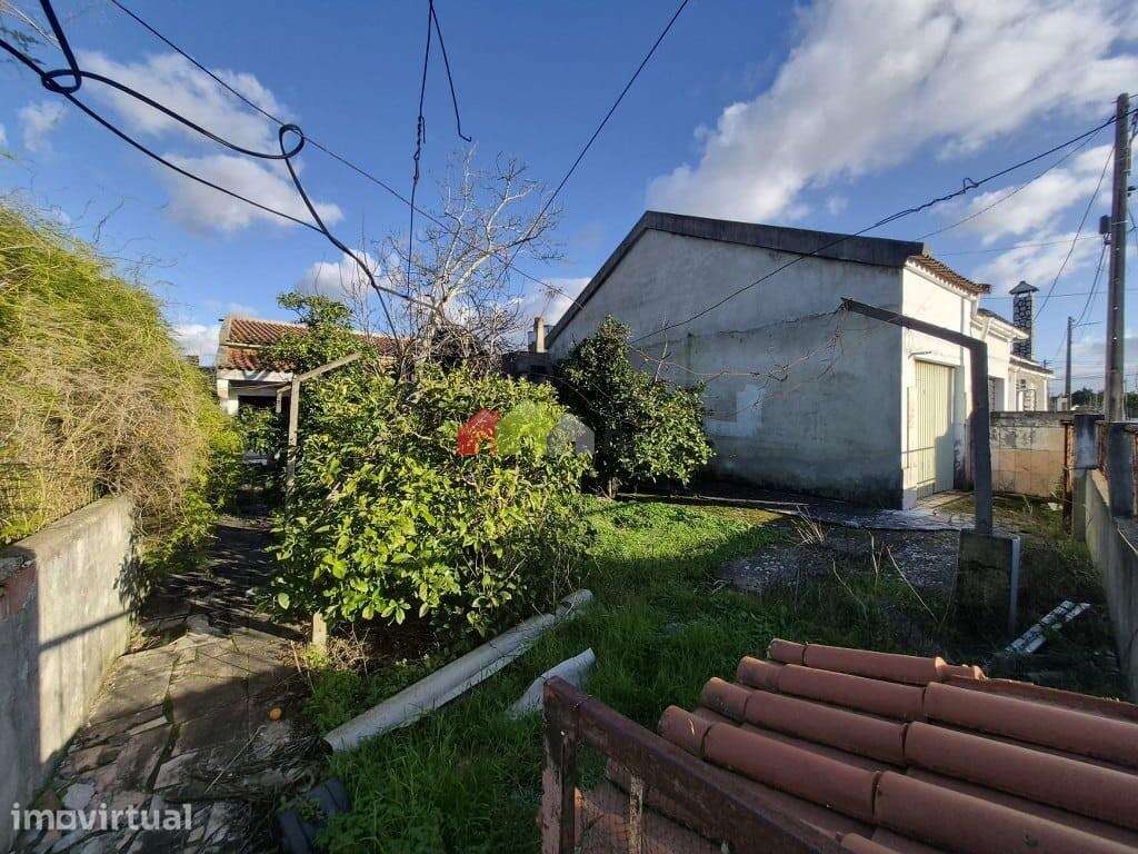 Lote de terreno urbano com moradia T3 e garagem em Palmela - Grande imagem: 2/20