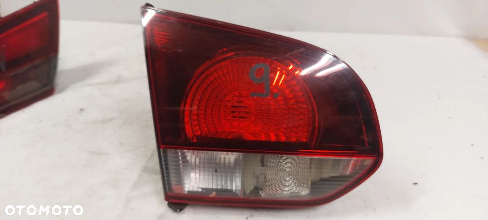 . LAMPA PRAWA W KLAPE VOLKSWAGEN GOLF 6 HB - 1