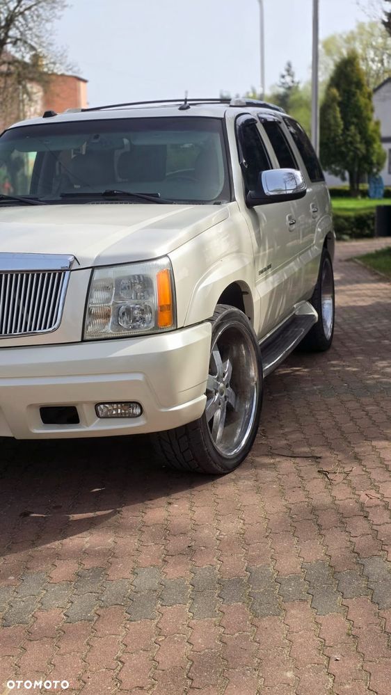 Cadillac Escalade - 4