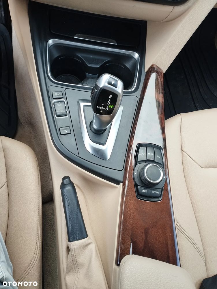 BMW Seria 3 320i - 13