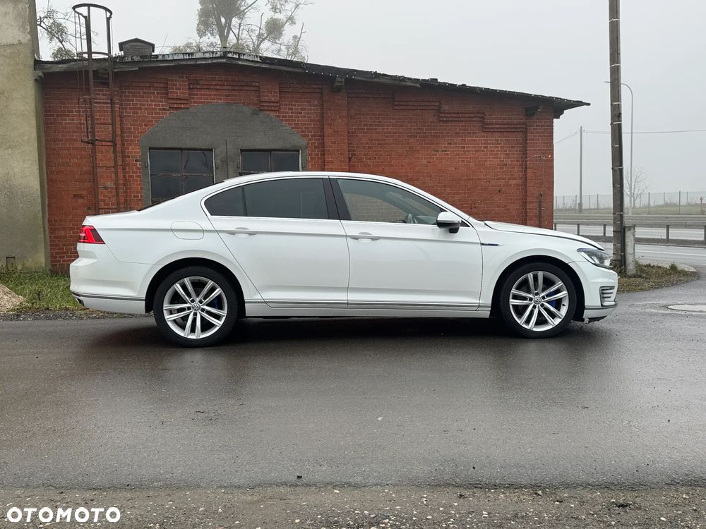 Volkswagen Passat - 1