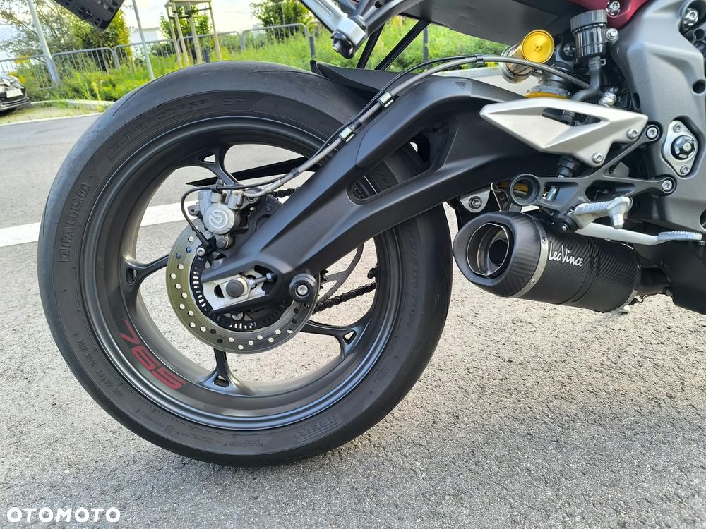 Triumph Street Triple - 10