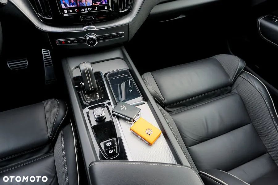 Volvo XC 60 B4 D AWD Plus Dark - 35