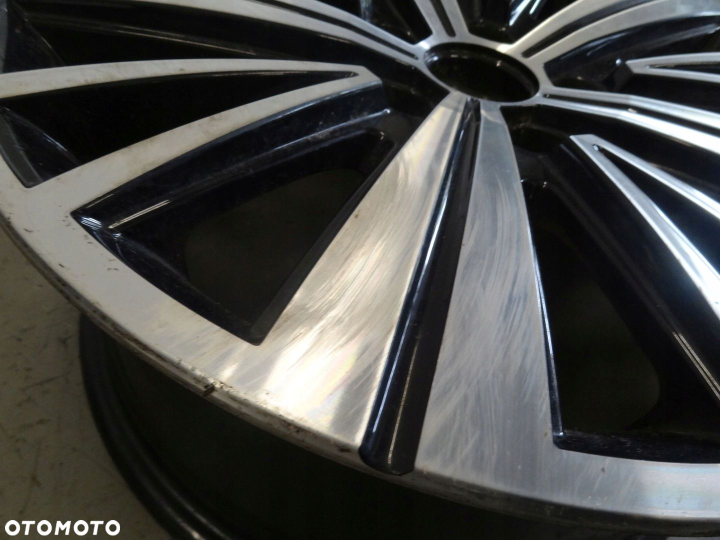 SEAT FELGA ALUMINIOWA ALUS ET39 7.0Jx17H2 7N5601025J ROZSTAW ŚRUB 5x112 - 8
