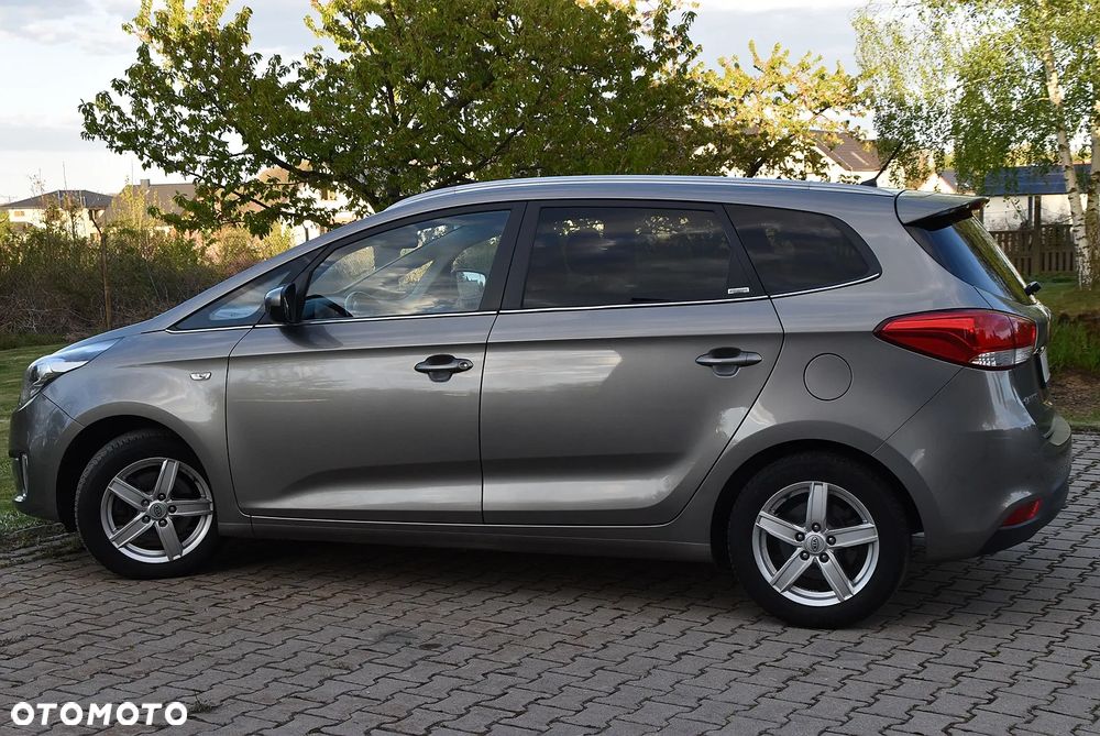 Kia Carens - 4