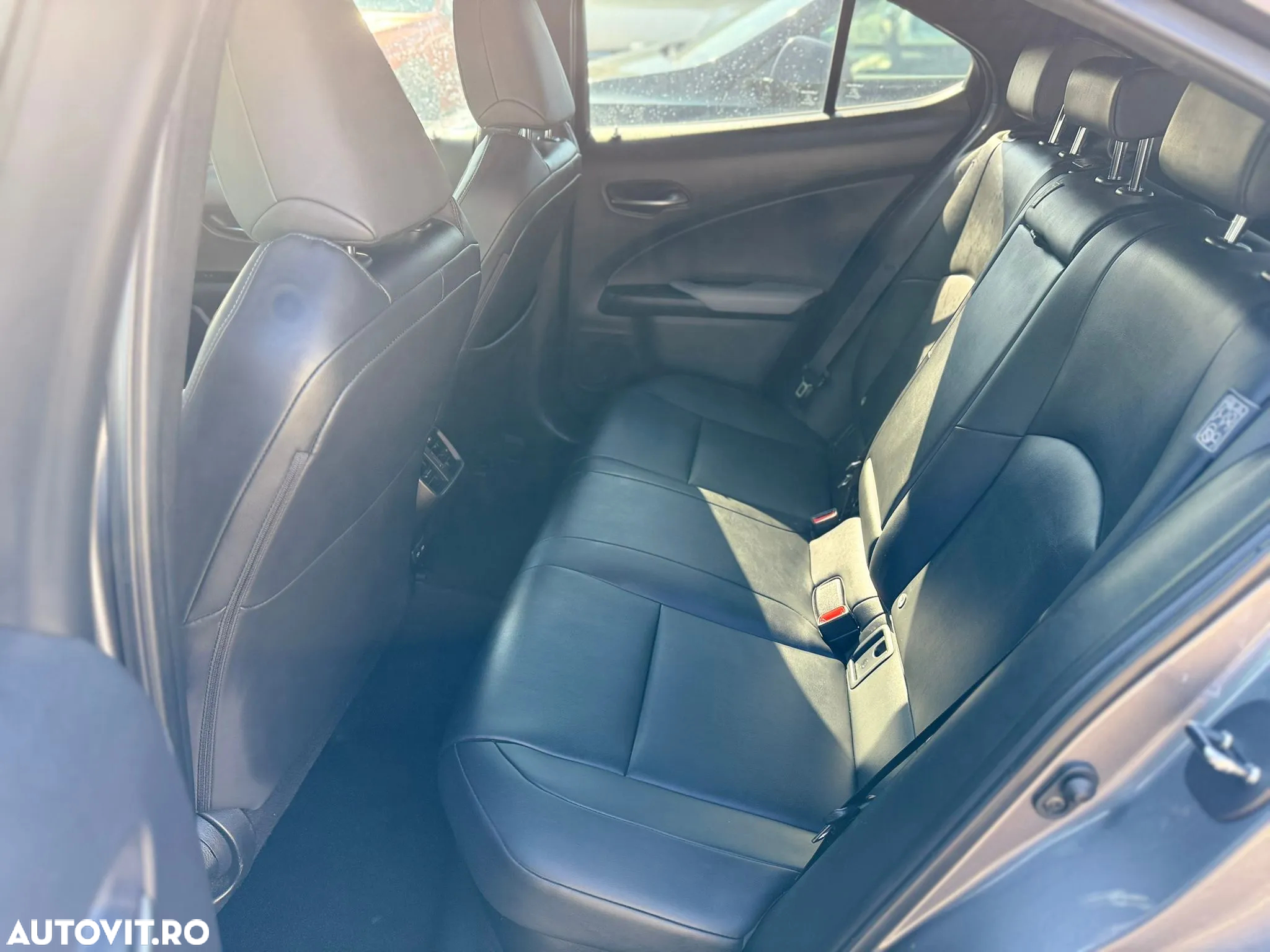 Lexus UX 250h 2.0L HEV 20H- (178 HP) 4X2 CVT Executive - 25