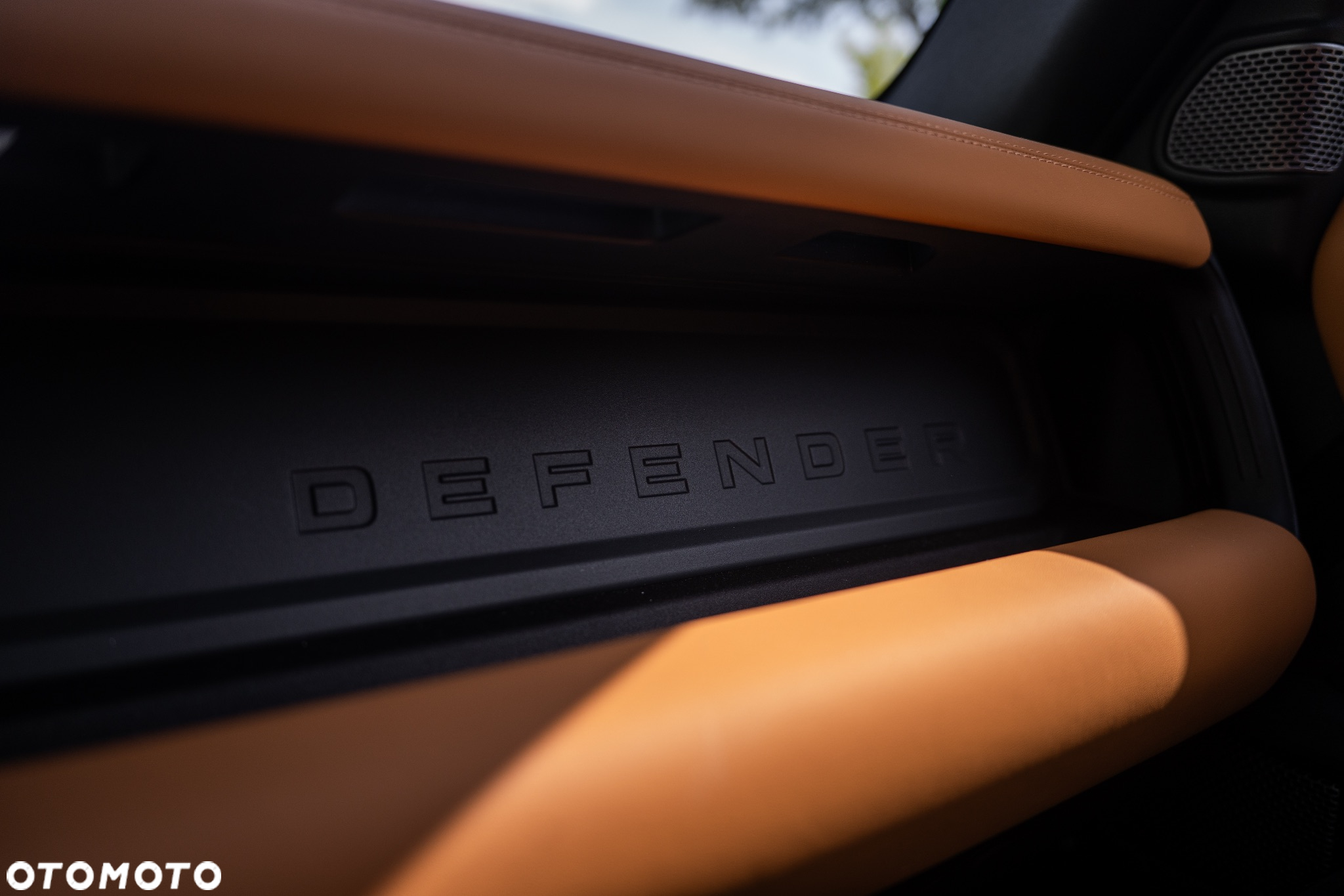 Land Rover Defender - 26