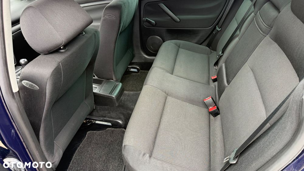 Volkswagen Passat 1.6 Comfortline Family - 10