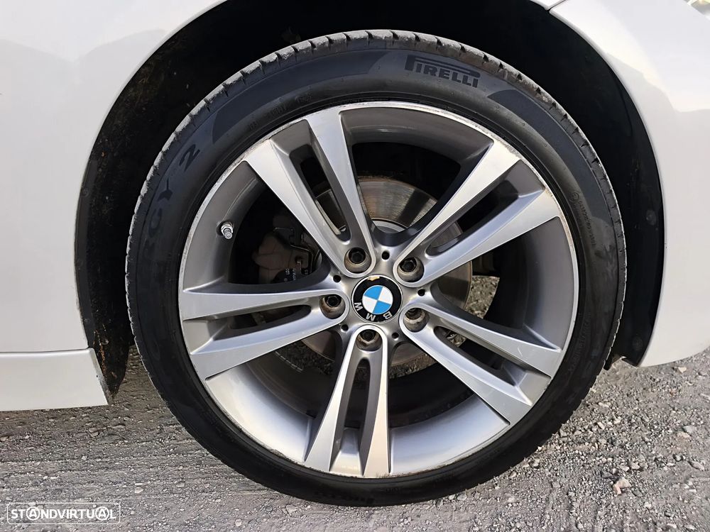 BMW 318 d Auto Line Sport - 29