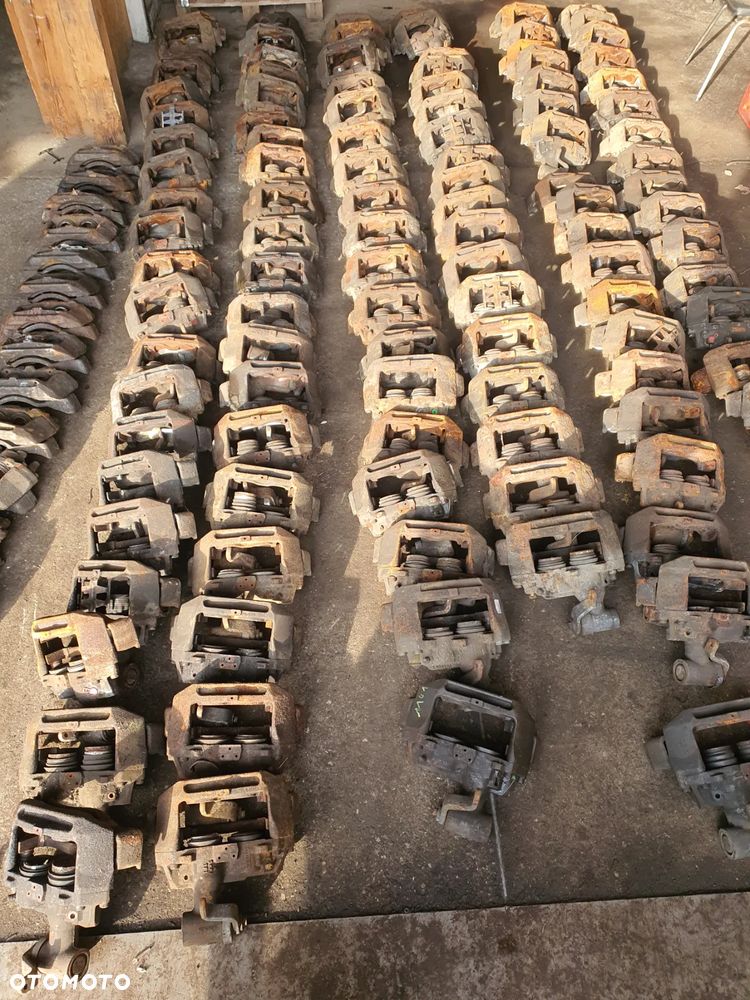 Mercedes Vario Tył lewy prawyZacisk hamulcowy demontaż - 6