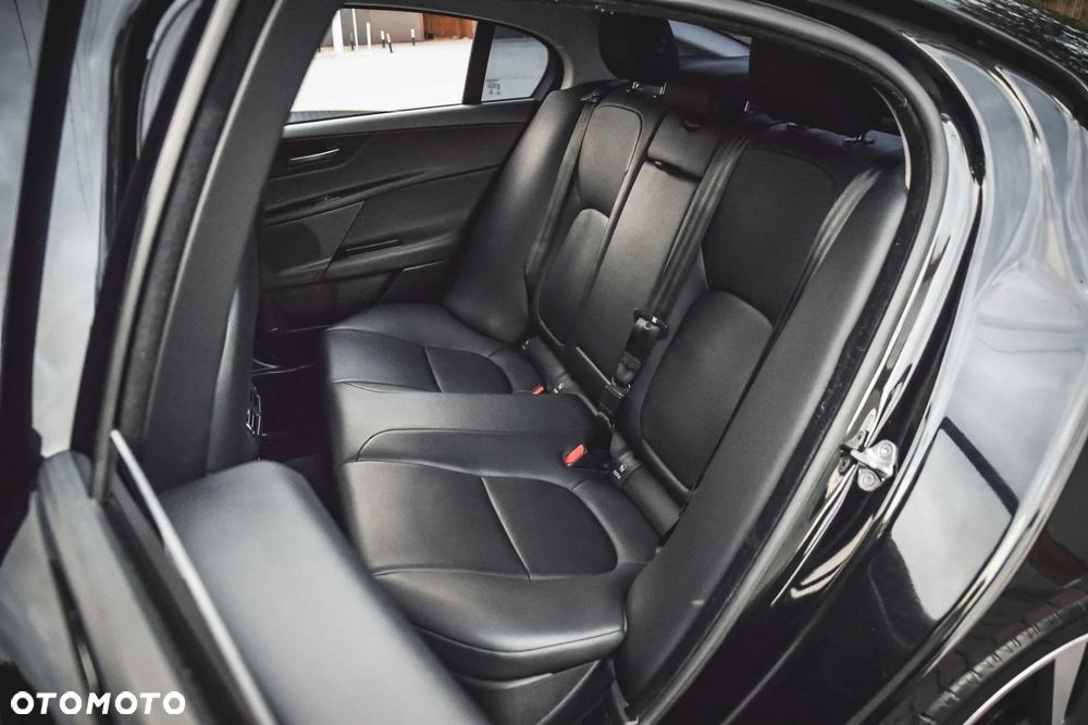 Jaguar XE 2.0 T R-Sport - 26