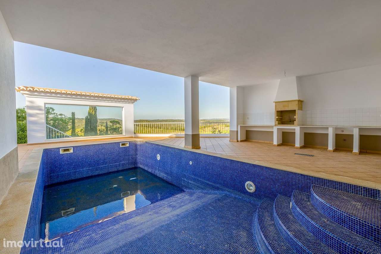 LUXUOSA MORADIA DE 4 QUARTOS NO SANTO ANTÓNIO GOLF RESORT, LAGOS – PRO - Grande imagem: 2/37