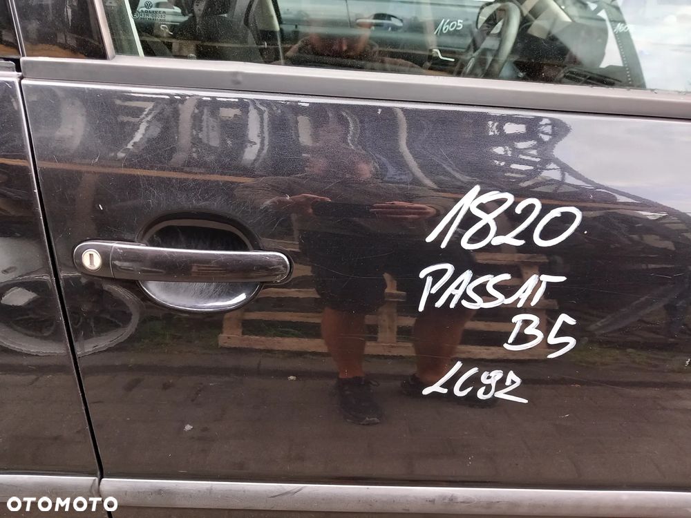 VW PASSAT B5 DRZWI PRAWE PRZEDNIE PRAWY PRZÓD KOLOR: LC9Z - 2