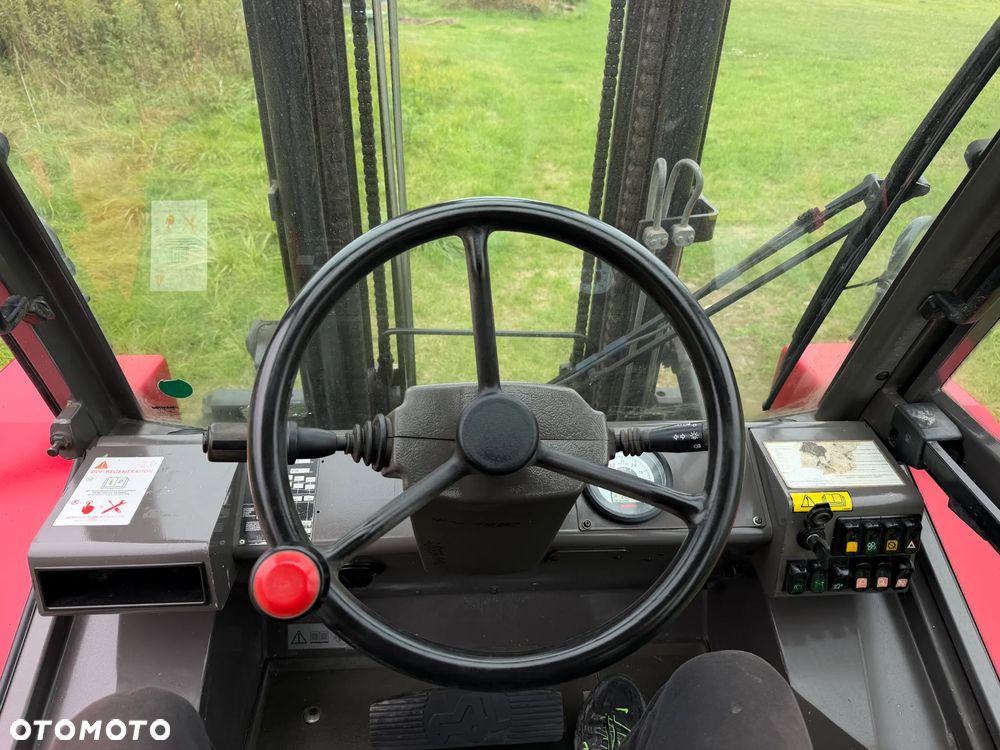 Manitou M30-4  Wózek Widłowy 4X4 TERENOWY na dużych kołach. 2000 mtg.  2017 rok. Maszyna Jak Nowa! Maszt zadbany bez luzu. z Norweskiego Gospodarstwa. Silnik PERKINS TURBO 90km. DEKRA Aktualna 2026 rok! 3 tony Udzwig! Posuw wideł Hydrauliczny! Jazda REWERS+4 biegi. Ani deka luzów czy wycieków! Zadbana Maszyna! Okazja. Podzespoły jak Nowe tłoczyska suche! 5,5 wys. podnoszenia. Rozbudowane oświetlenie. Wersja Norweska. Ogrzewana wentylowana Kabina. - 8