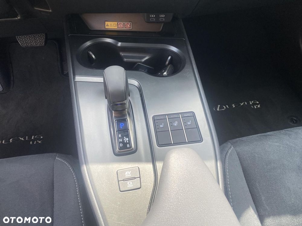 Lexus UX 300h Business - 19