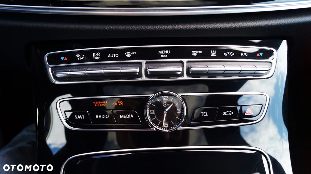 Mercedes-Benz Klasa E 400 4Matic 9G-TRONIC Exclusive - 31