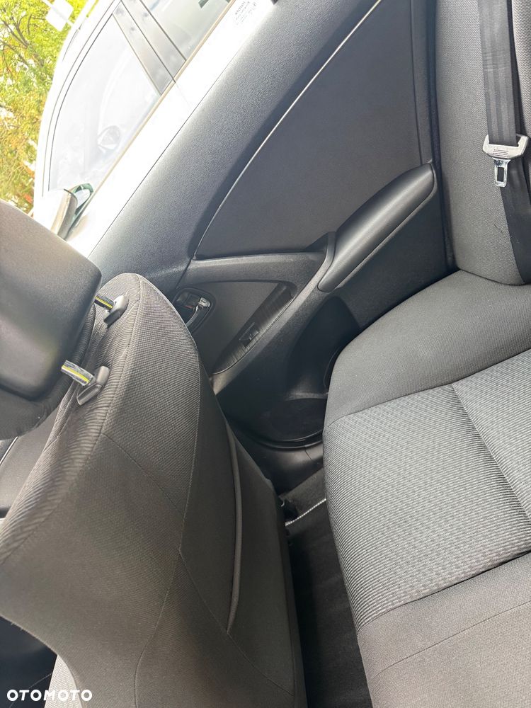 Toyota Avensis 2.0 Sol EU5 MS - 8