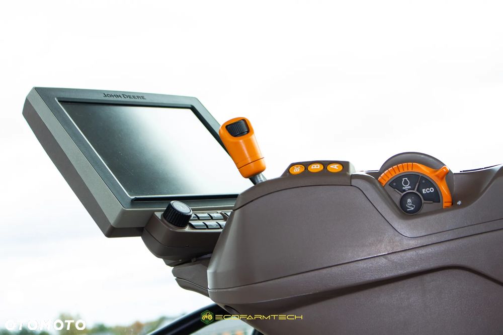 John Deere 6215R - 10
