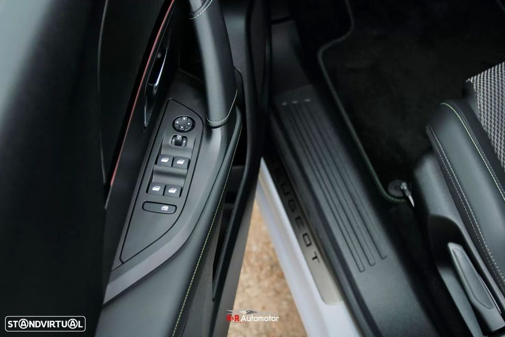 Peugeot 2008 1.2 PureTech GT EAT8 - 17