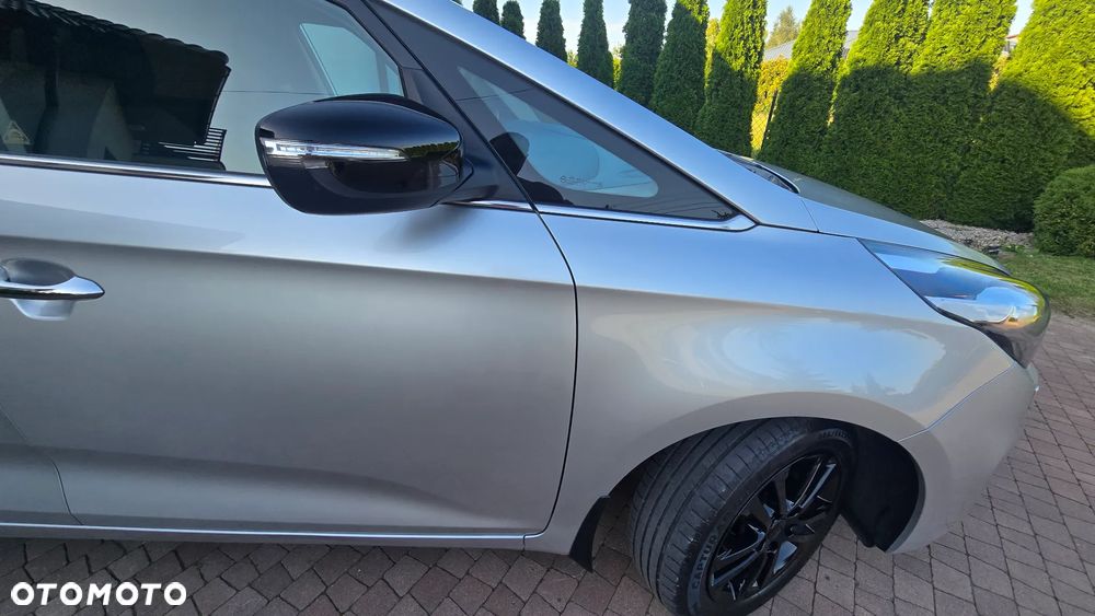 Kia Carens - 18
