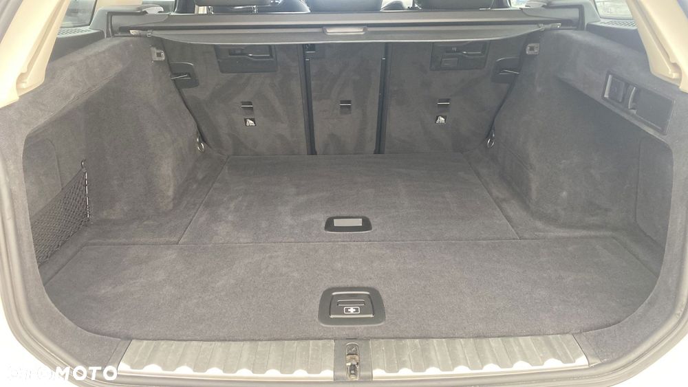 BMW Seria 3 318d mHEV - 13