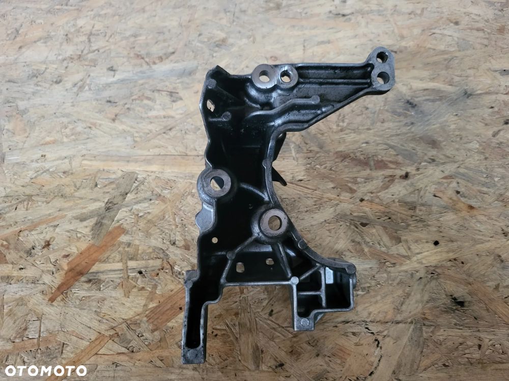 Łapa podstawa alternatora Peugeot 5008 II 1.5 BLUEHDI - 2