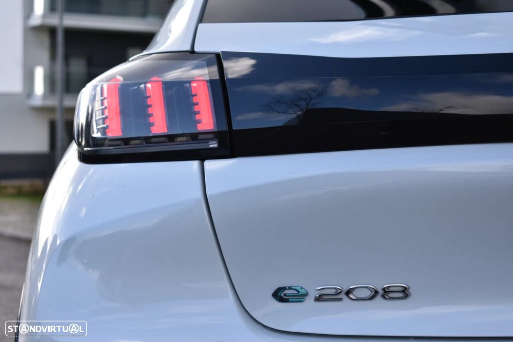 Peugeot e-208 GT - 8