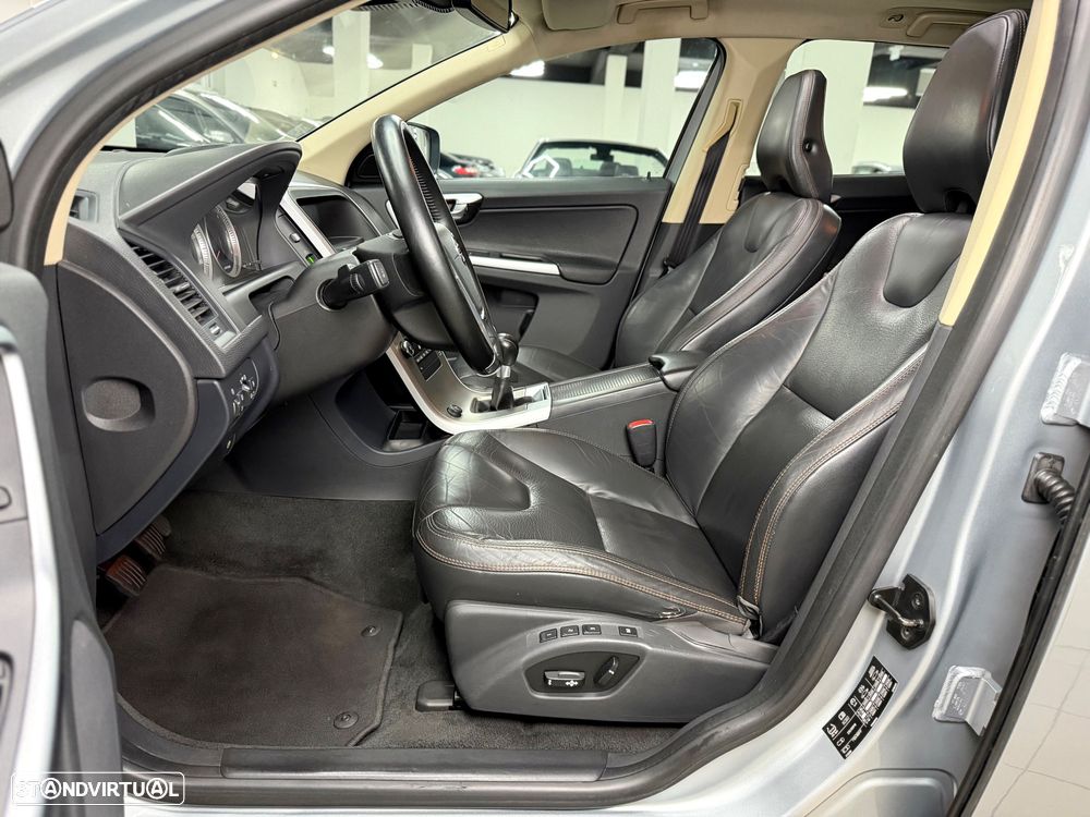 Volvo XC 60 2.4 D Drive Momentum - 14