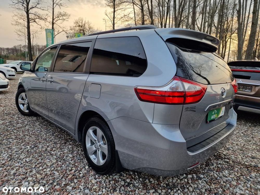 Toyota Sienna - 4