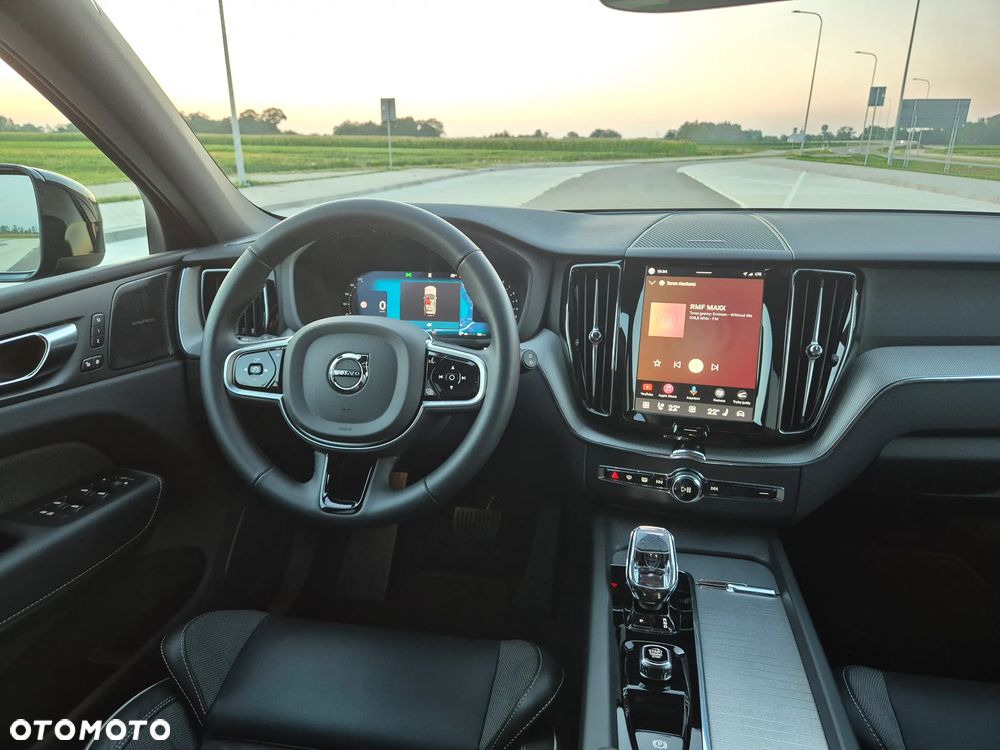 Volvo XC 60 B5 B AWD Ultimate Dark - 17