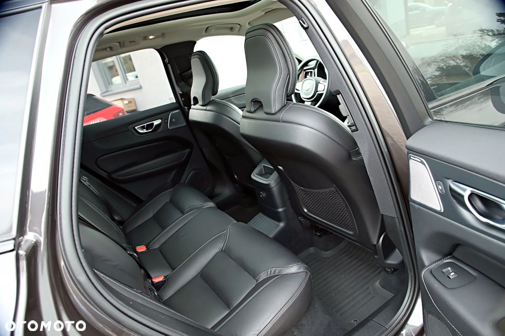 Volvo XC 60 T8 Plug-In Hybrid AWD Ultimate Dark - 24