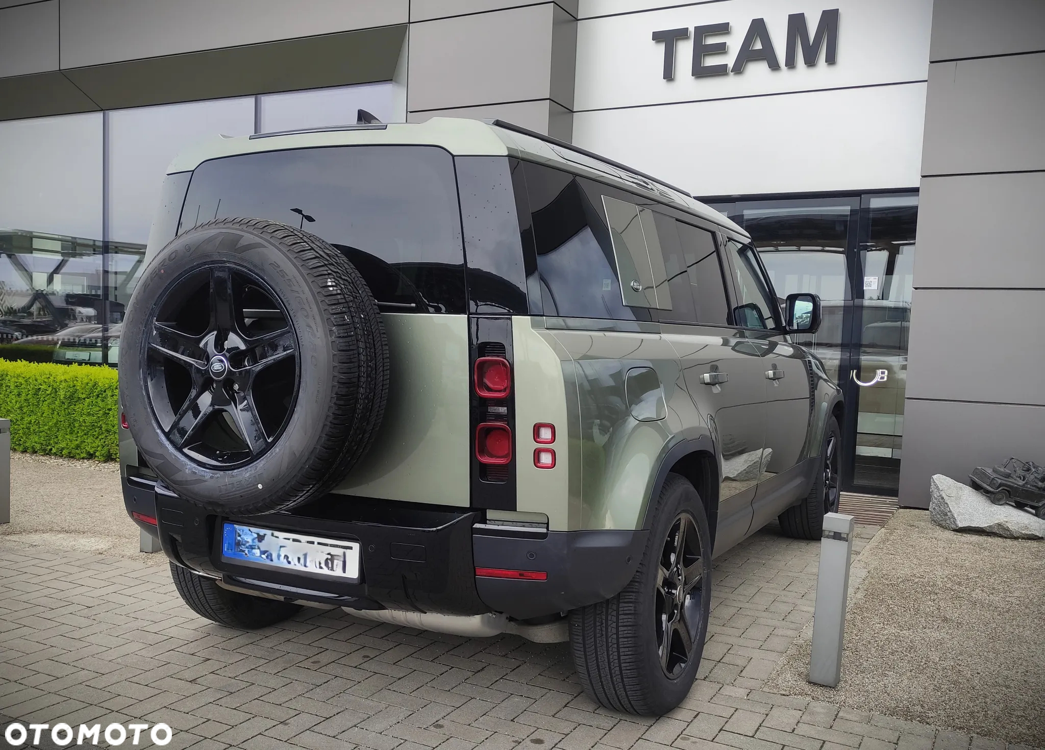 Land Rover Defender - 12