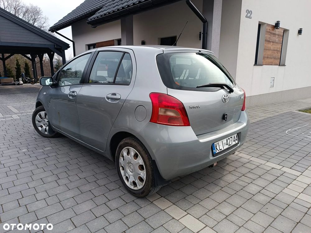 Toyota Yaris 1.3 - 6