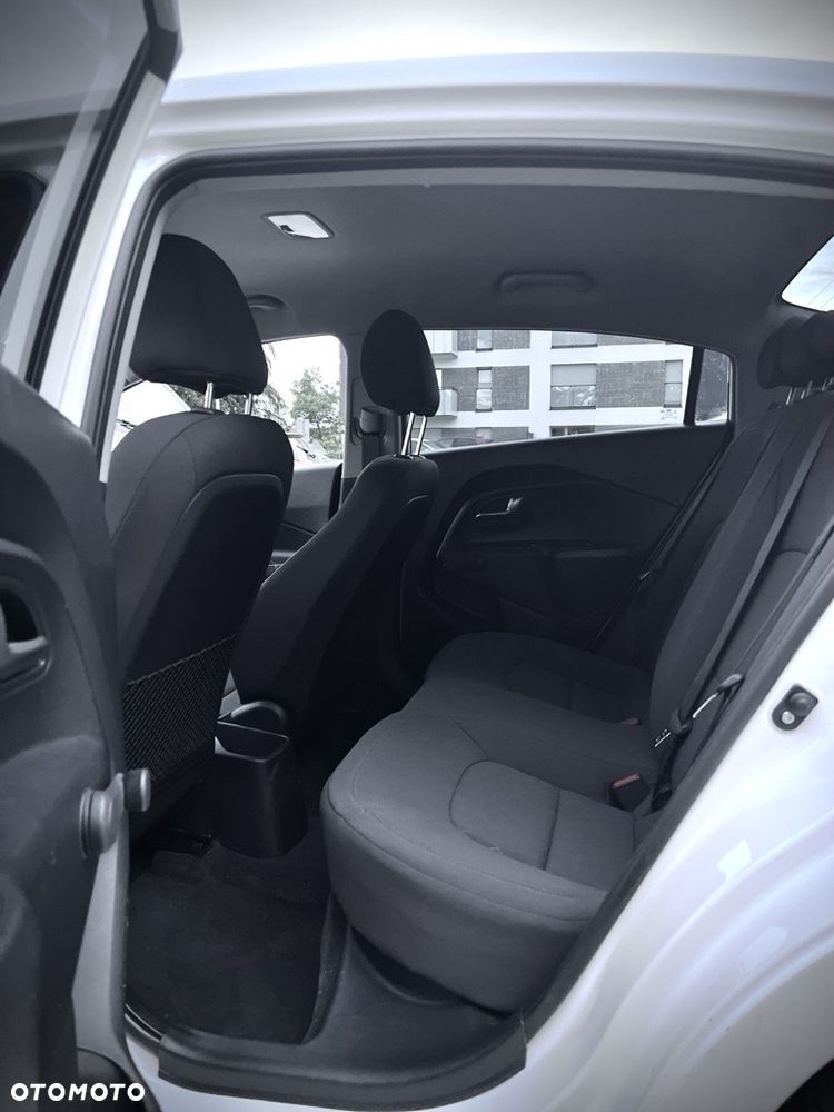 Kia Rio 1.4 M - 11