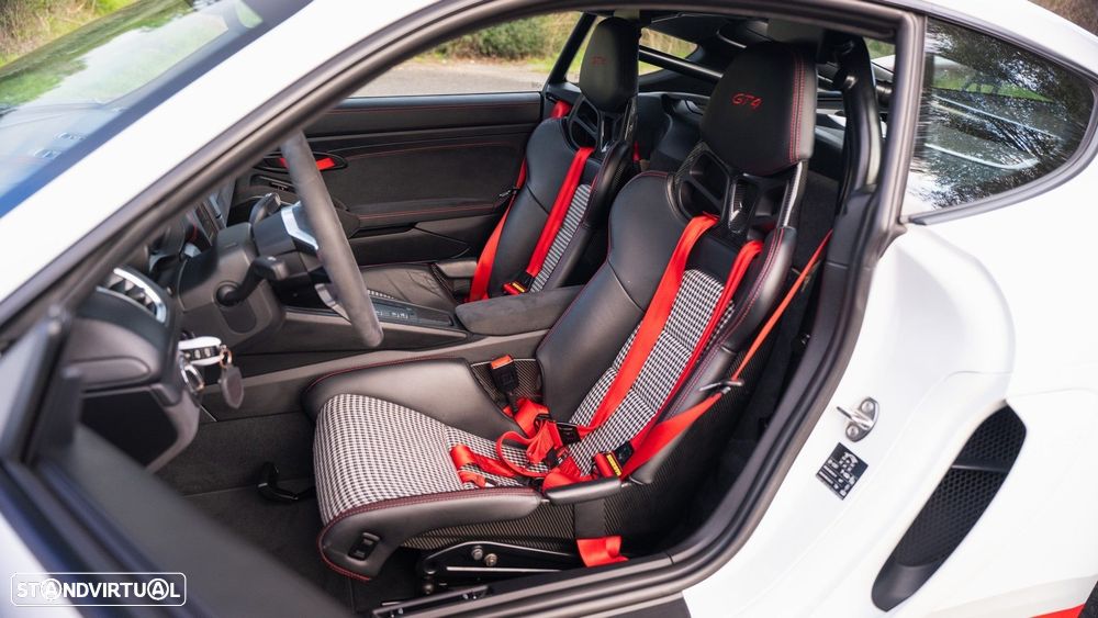 Porsche Cayman GT4 - 5