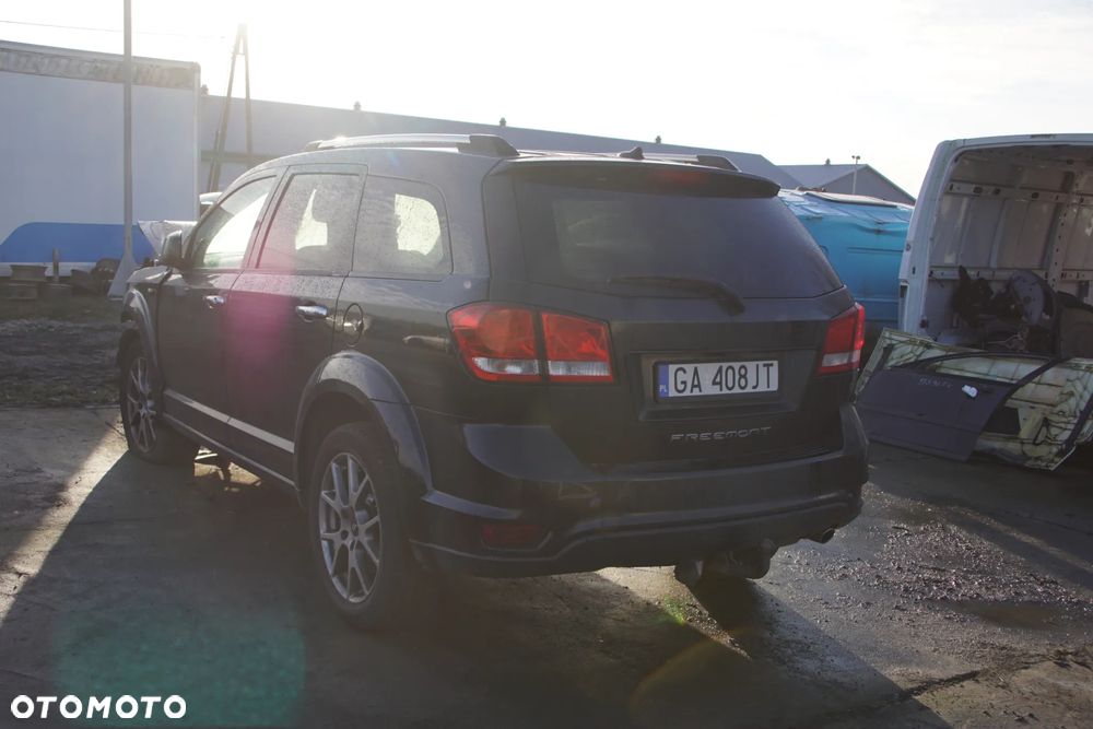 Auto na części - Fiat Freemont 2.0 MultiJet 140 KM 939B5000 C63563517 628 2014R Silnik Skrzynia Drzwi Błotnik Lusterko Zderzak Klapa Lampa Deska Kokpit Sterownik Moduł Czujnik Licznik Wyświetlacz Kierownica Panel - 7