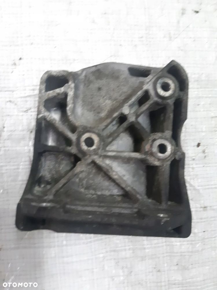BMW E60 E61 520d ŁAPA SPRĘŻARKI KLIMY 7796395 - 3