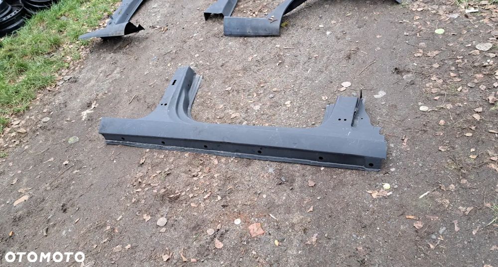 prawy próg Audi A4 A-4 B9 8W0809076A 8W0803088 prawe poszycie progu Audi A4 A-4 B9 8W - 1