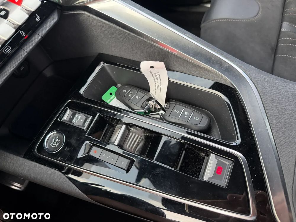 Peugeot 3008 1.6 PureTech HYbrid GT Line S&S EAT8 - 19