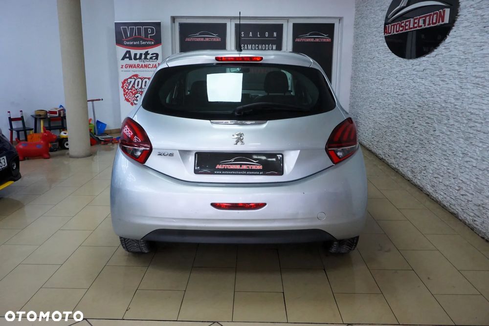 Peugeot 208 - 8