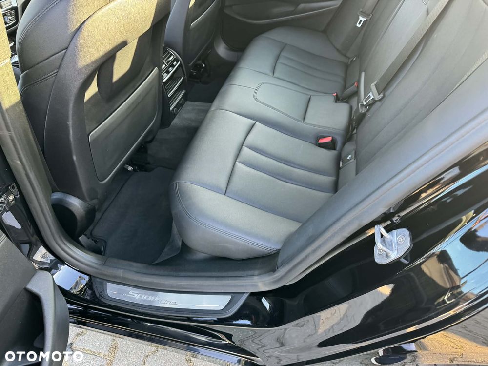 BMW Seria 5 530i Sport Line - 38