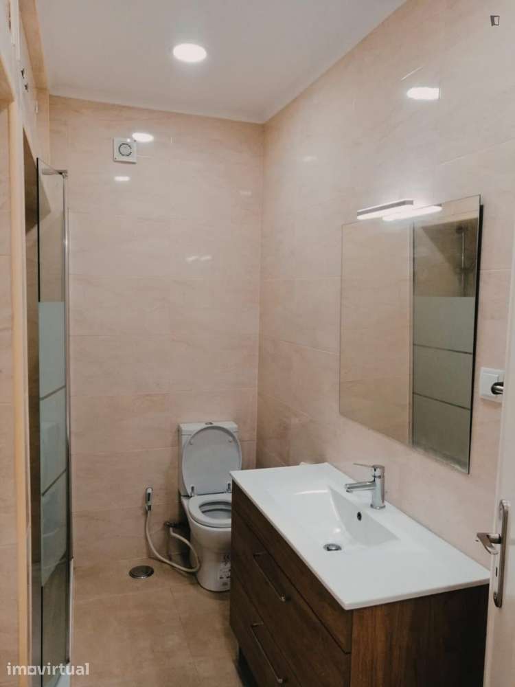 Quarto - localizado em Almada Lisbon - Grande imagem: 5/8