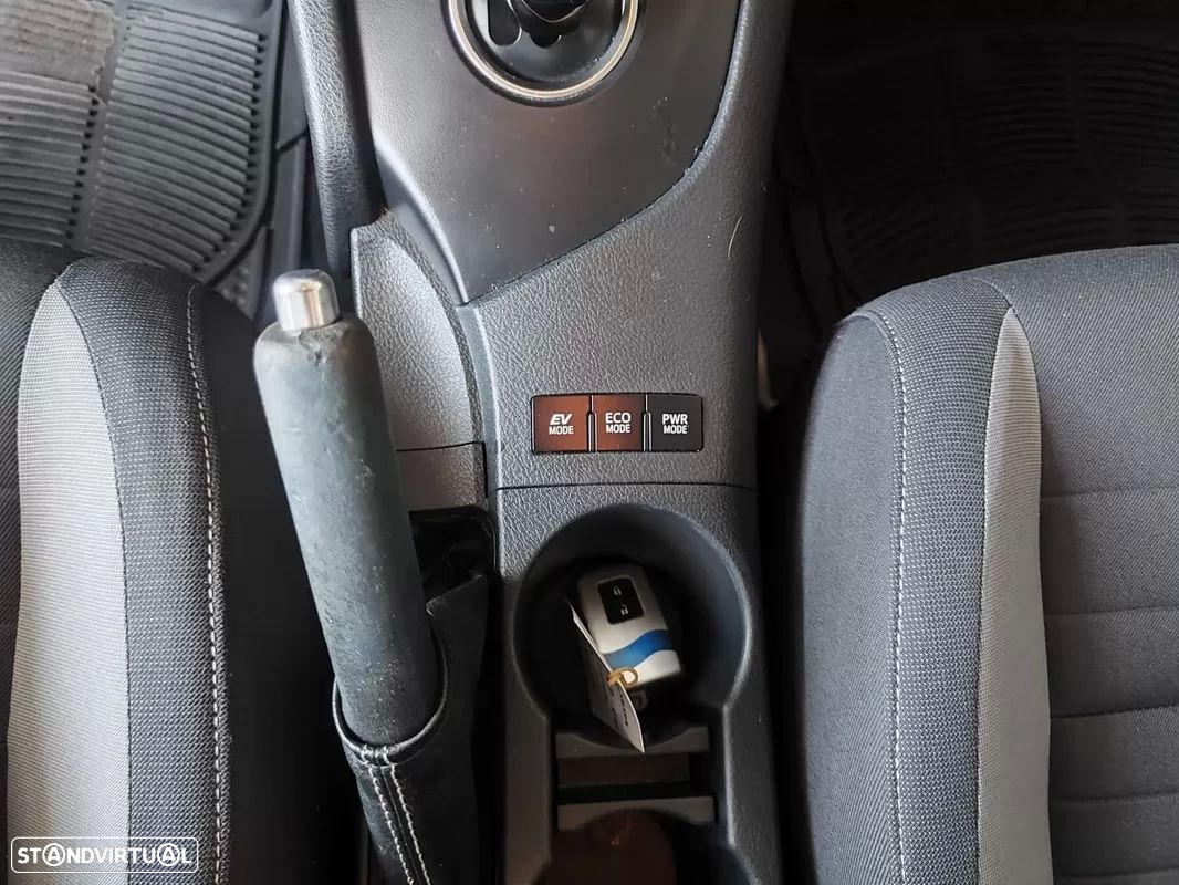 Toyota Auris Touring Sports 1.8 HSD Comfort+P.Sport - 32