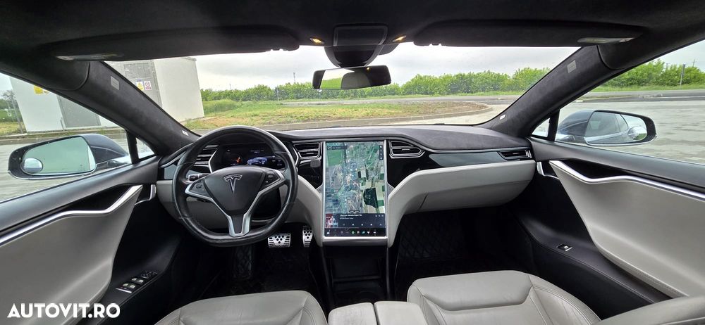 Tesla Model S - 6