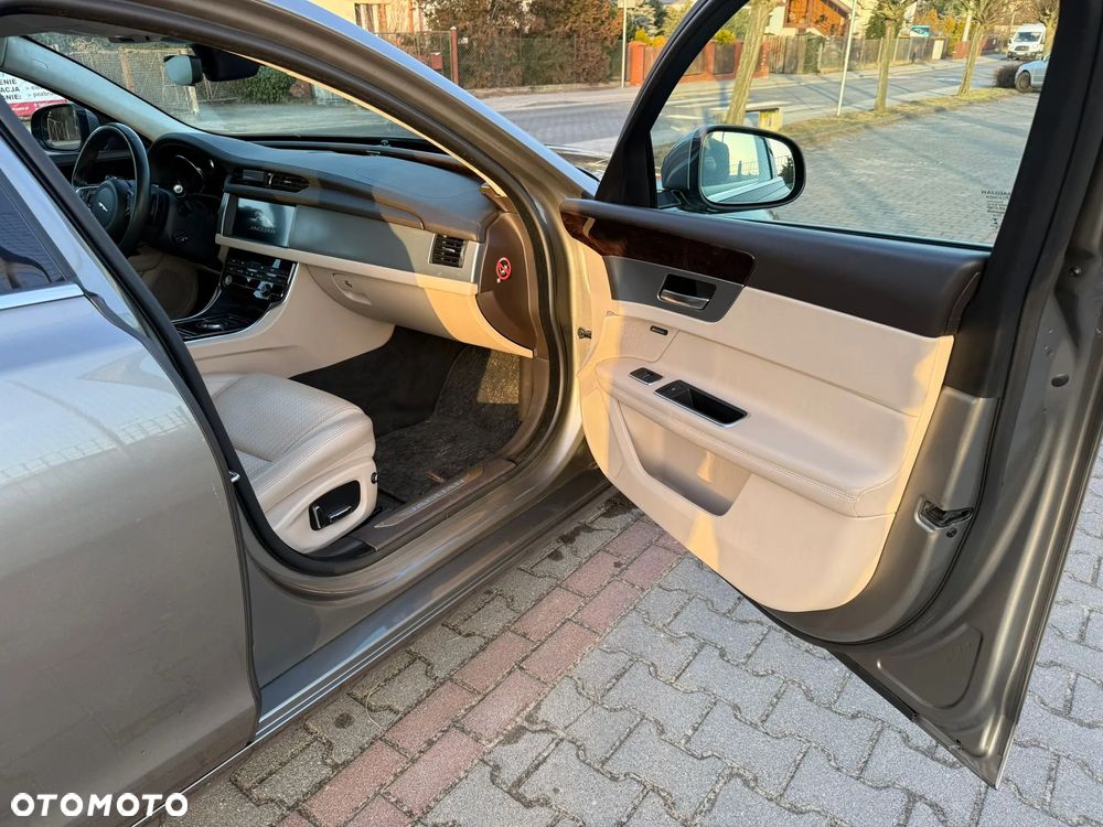Jaguar XF 20d Portfolio - 21