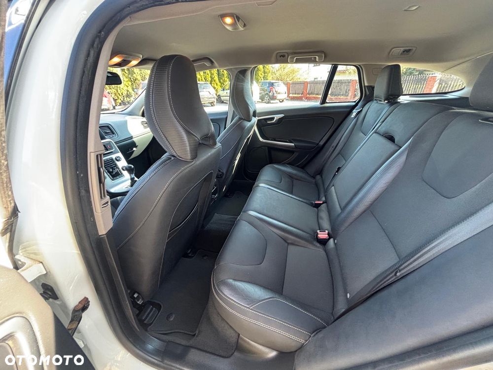 Volvo V60 D3 R-Design - 35